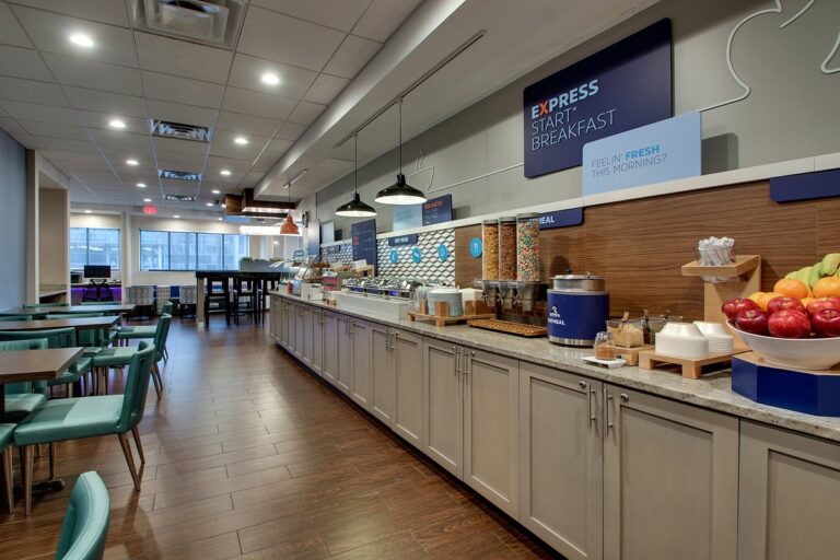 enjoy our daily hot breakfast 768x512