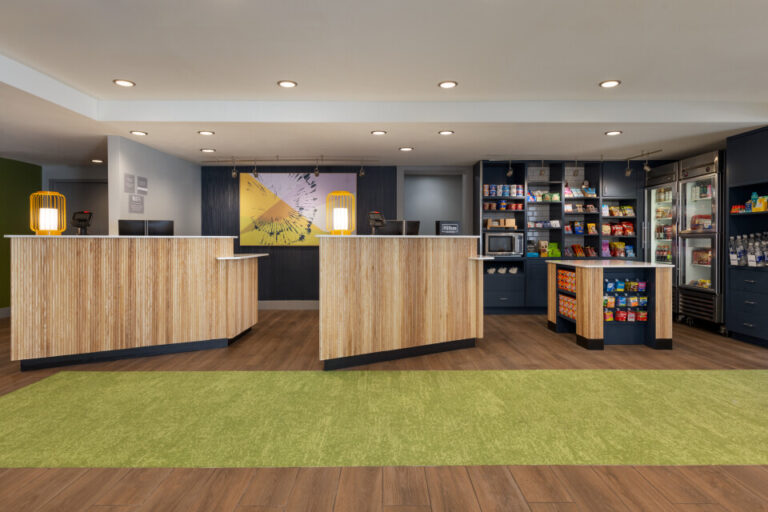 Front Desk Lobby 1560701 768x512