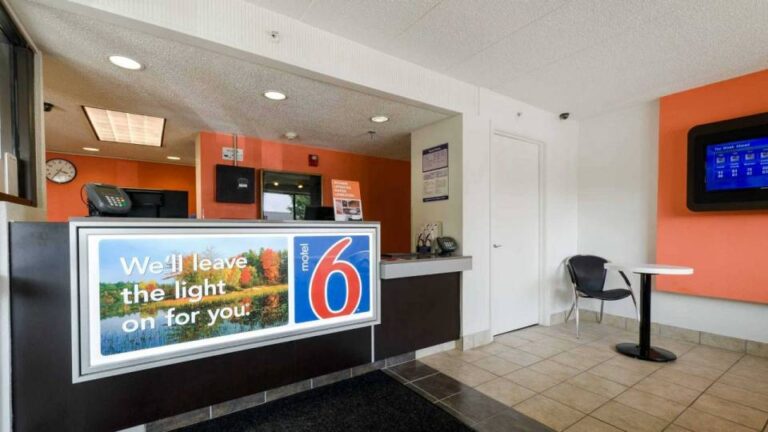 m6 1489 lobby2 768x432