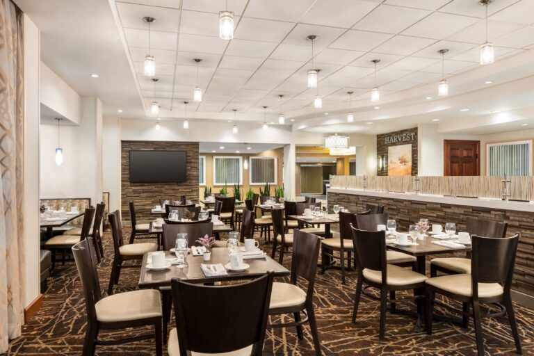 wasrv holiday inn gaithersburg md restaurant bar 01 768x512